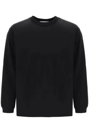 Closed long-sleeved t-shirt